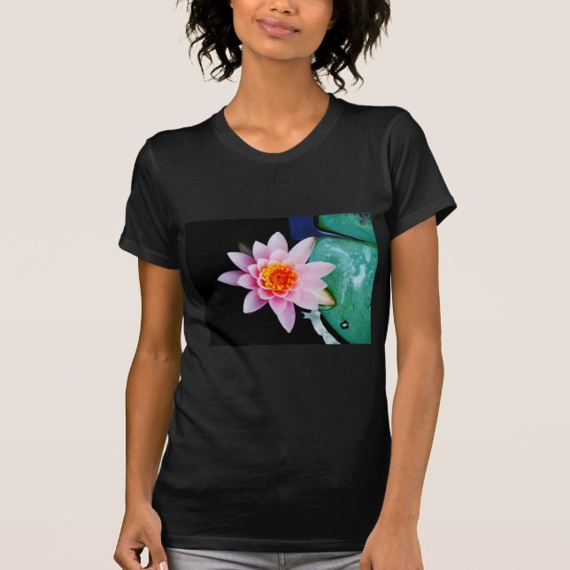 Camiseta Flor de lirio de agua rosada y naranja caliente (Anverso)