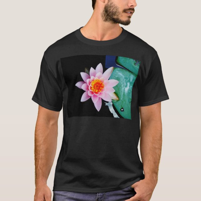 Camiseta Flor de lirio de agua rosada y naranja caliente (Anverso)