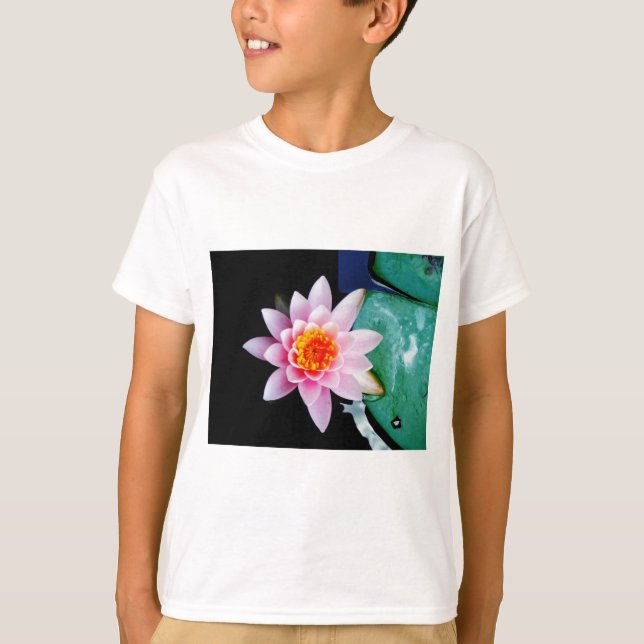 Camiseta Flor de lirio de agua rosada y naranja caliente (Anverso)