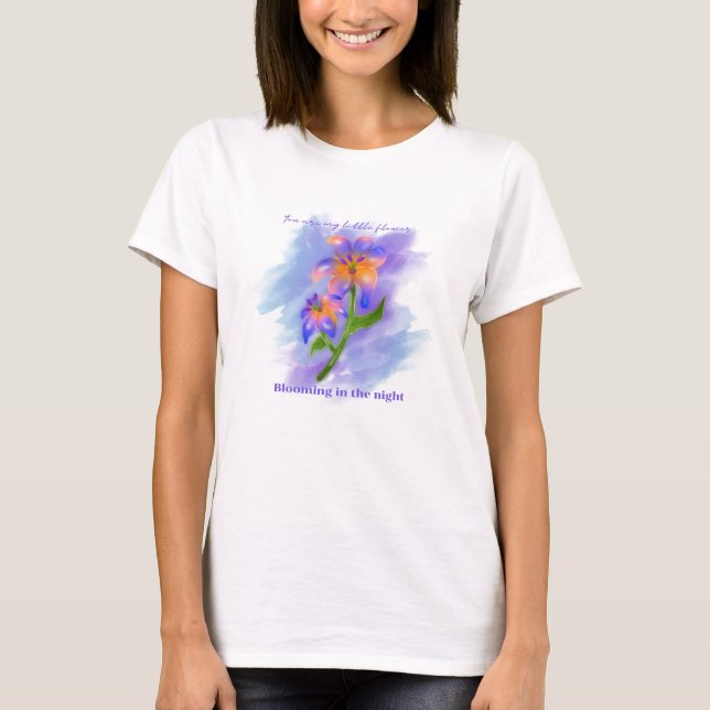 Camiseta Flor Minimalista Púrpura Pastel. (Anverso)