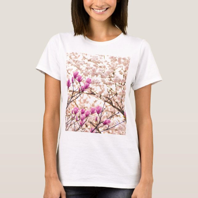 Camiseta Flor Primaria de Magnolias Púrpuras y Florecientes (Anverso)