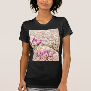 Camiseta Flor Primaria de Magnolias Púrpuras y Florecientes