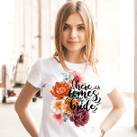 Camiseta Floral acuática aquí viene la novia<br><div class="desc">Esta floral acuarela aquí viene el guión de novia caligrafía estilo camiseta para novia es perfecta para ser novia. El diseño presenta texto blanco con flores de color rosa,  rojo,  naranja y marrón.</div>