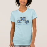 Camiseta Floral azul de Jánuca del acebo hawaiano<br><div class="desc">¡Hau'oli Hanukaha es Hawai'ian para Jánuca feliz! Este ilustracion muestra una interpretación tropical del acebo en los colores de Jánuca y las pendientes sutiles. Las letras se sacan el polvo con la nieve para una sorpresa añadida. El gráfico principal está en el frente, mientras que hay un pequeño gráfico del...</div>