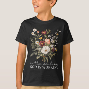 Camiseta Floral En La Espera Dios Está Trabajando Fe Jesús