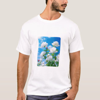 Camiseta Florece bajo el cielo azul: Flora inspirada en la 