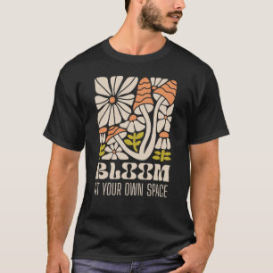 Camiseta Florece en tu propio espacio – Hongo retro groovy