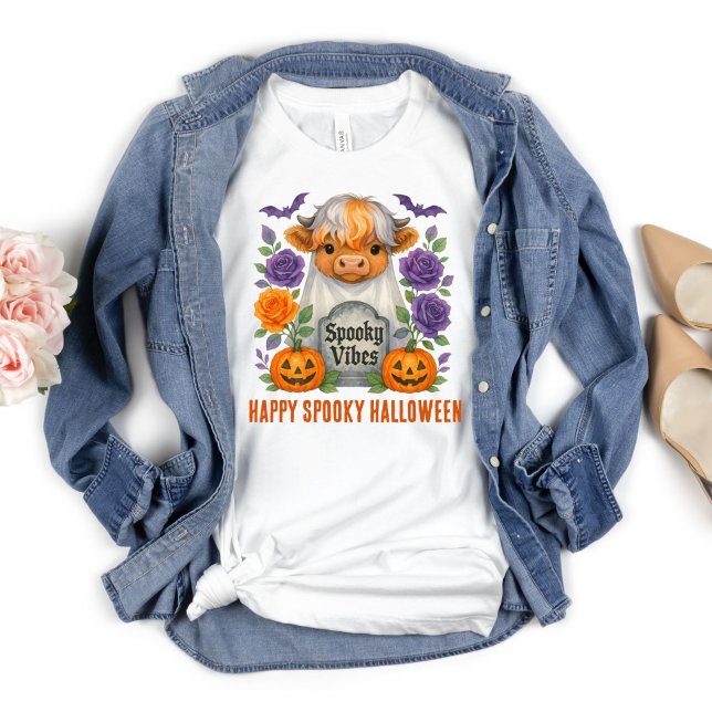 Camiseta Flores de calabazas de Halloween en la vaca Highla (Cute Highland Cow Ghost Halloween T-shirt for her. Available in adult and children's sizes)