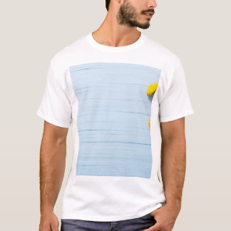Camiseta Flores de caléndula: fondo de madera azul