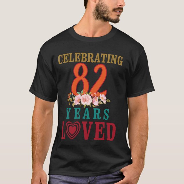 Camiseta Flores de gran corazón feliz cumpleaños celebrando (Anverso)