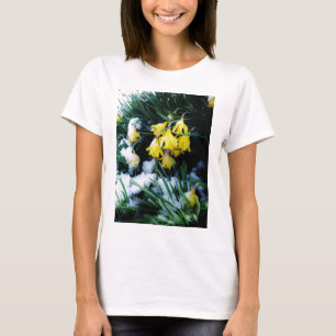 Camiseta Flores de los Daffodils amarillos en la nieve
