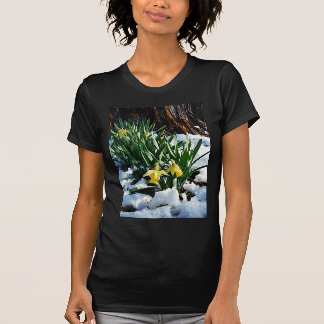 Camiseta Flores de los Daffodils amarillos en la nieve (Anverso)