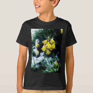 Camiseta Flores de los Daffodils amarillos en la nieve