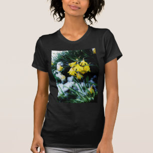 Camiseta Flores de los Daffodils amarillos en la nieve