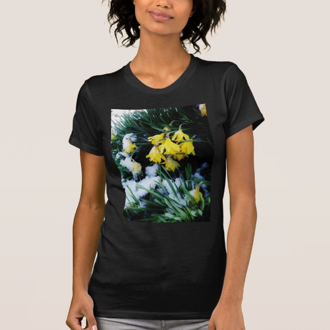 Camiseta Flores de los Daffodils amarillos en la nieve (Anverso)