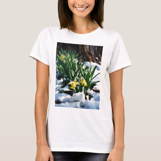 Camiseta Flores de los Daffodils amarillos en la nieve (Anverso)