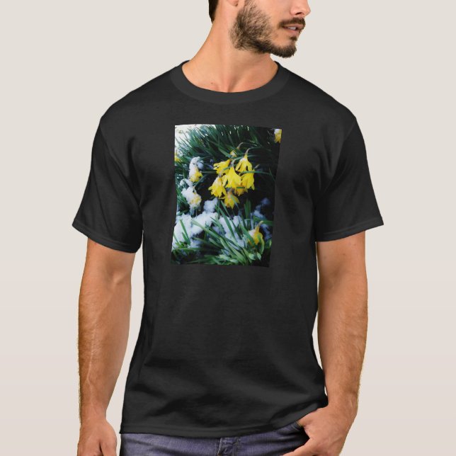 Camiseta Flores de los Daffodils amarillos en la nieve (Anverso)