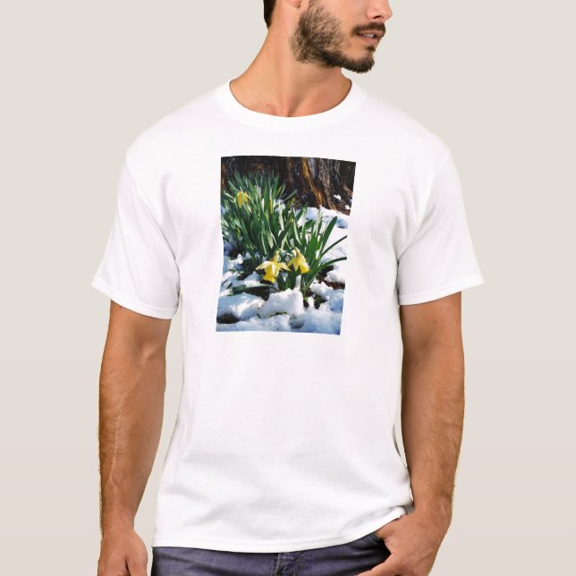 Camiseta Flores de los Daffodils amarillos en la nieve (Anverso)