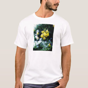Camiseta Flores de los Daffodils amarillos en la nieve
