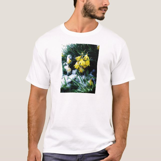 Camiseta Flores de los Daffodils amarillos en la nieve (Anverso)