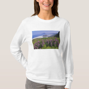 Camiseta Flores de lupino y costa accidentada a lo largo