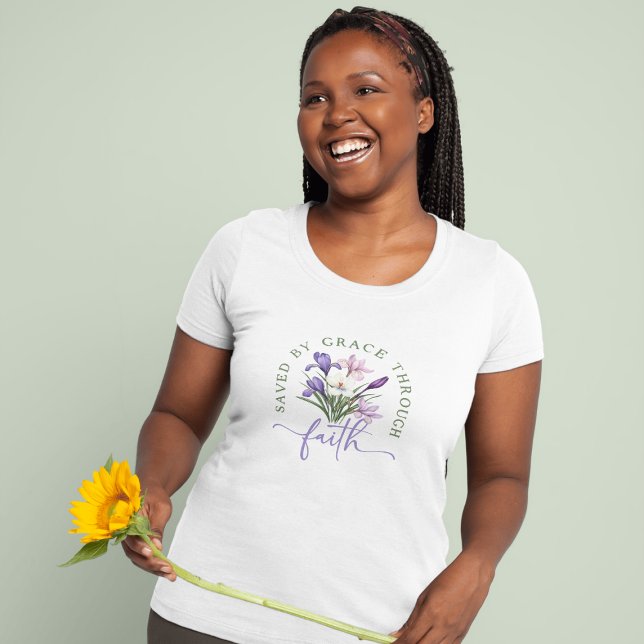Camiseta Flores de primavera de bonito salvadas por la grac (Pretty Spring Flowers Saved by Grace through Faith T-Shirt)