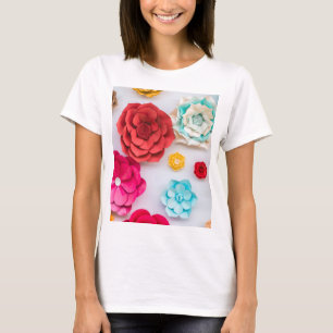 Camiseta "Flores Lujosas: Arte de Pared de Flores de Papel 