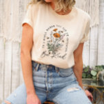 Camiseta Flores salvajes vintage Adorable Unisex<br><div class="desc">Camiseta de abejas y flores silvestres "En el mundo donde puedes ser cualquier cosa amable"</div>