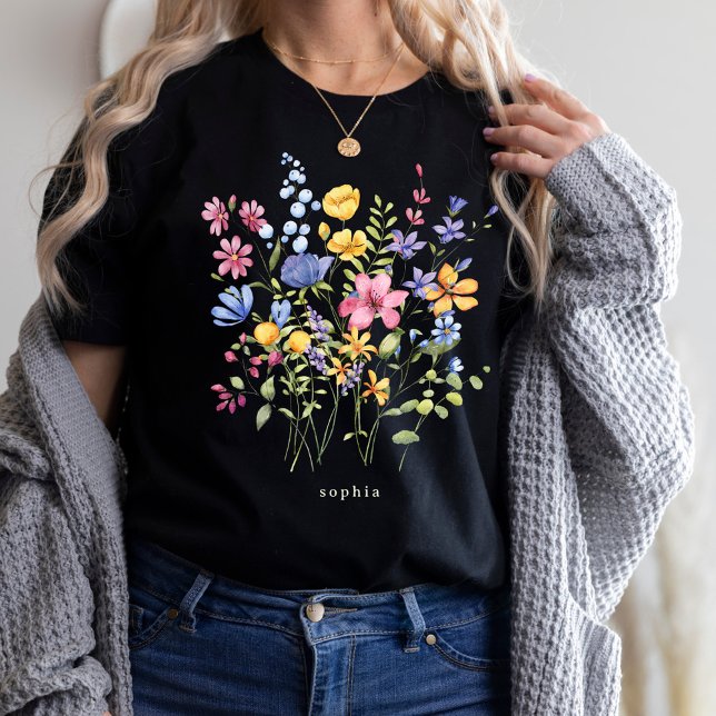 Camiseta Flores silvestres coloridas de moda con monograma (A bright and boho wildflower design, on a dark black t-shirt)