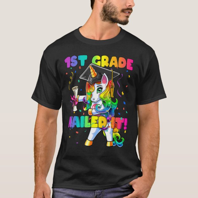 Camiseta Flossing Unicorn 1st Grade Graduation Cap Diploma  (Anverso)