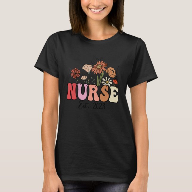 Camiseta Flowers Groovy Retro Nurse Est2023 Nursing School  (Anverso)