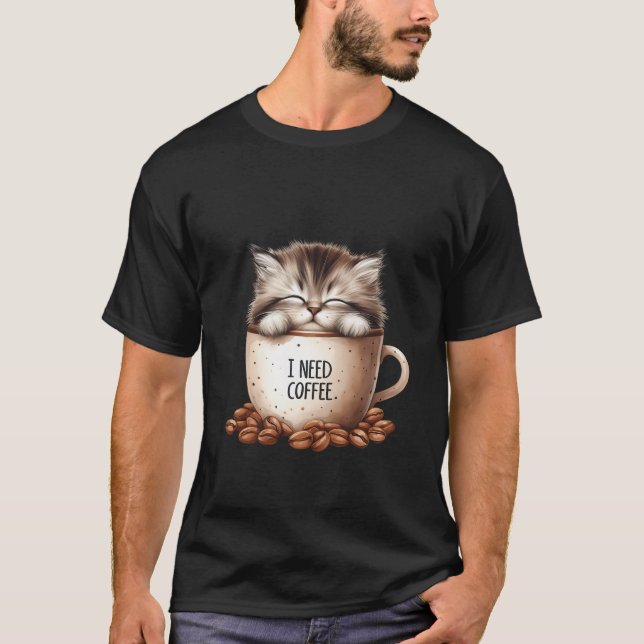 Camiseta Fluffy Sleepy Cat I Need Coffee Mug Art ✨🐾☕ (Anverso)