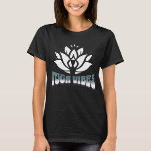 Camiseta Flujo de Yoga Tranquilo con Esterilla y Bloques