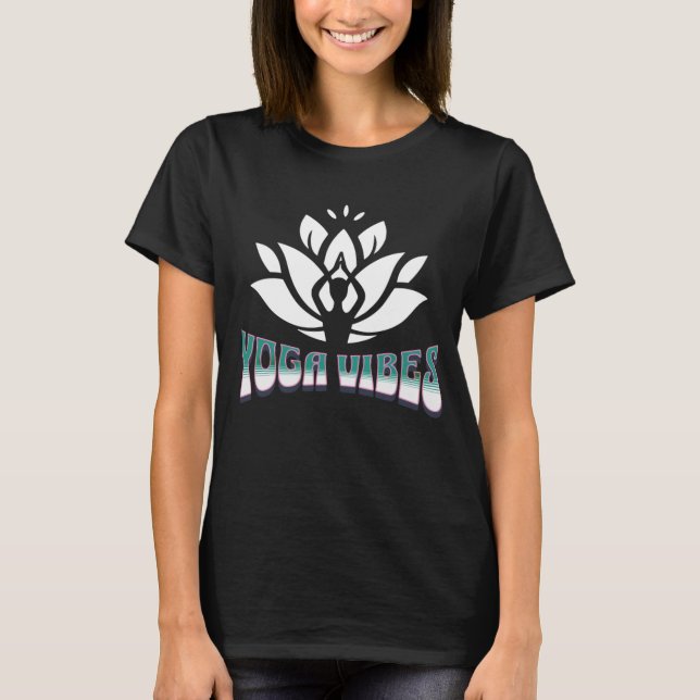 Camiseta Flujo de Yoga Tranquilo con Esterilla y Bloques (Anverso)