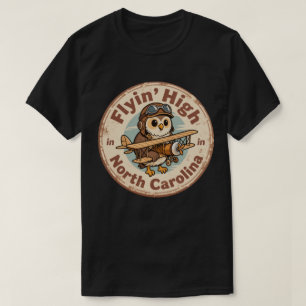 Camiseta Flyin’ High_ Arte Temático de Aviación de Carolina