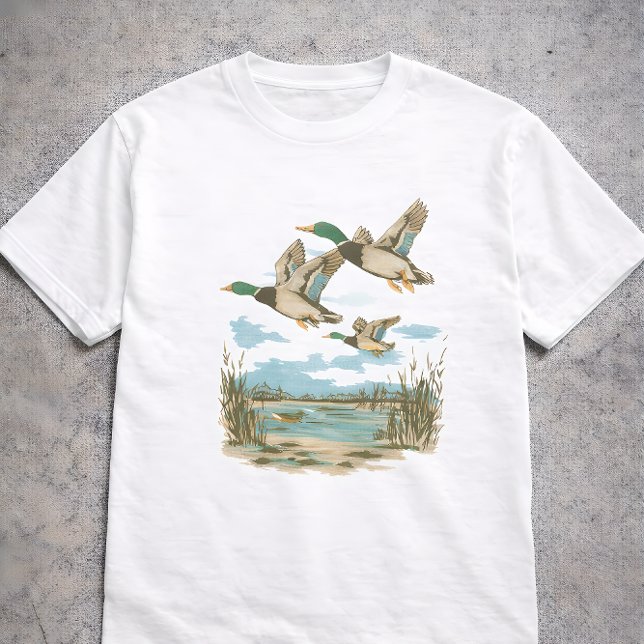 Camiseta Flying Ducks Wetland Wildlife Nature Hunting Outdo (Subido por el creador)