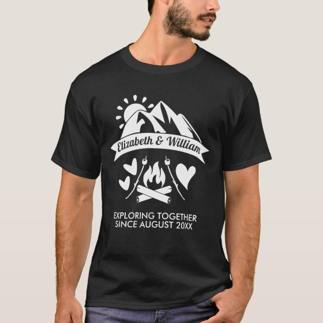 Camiseta Fogata de montaña de pareja acampada explorando ju (Anverso)