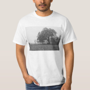 Camiseta Foggy Autumn Morning Grayscale