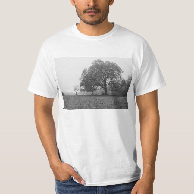 Camiseta Foggy Autumn Morning Grayscale (Anverso)
