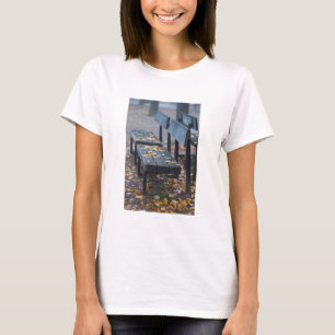 Camiseta Foggy morning park bench, Germany