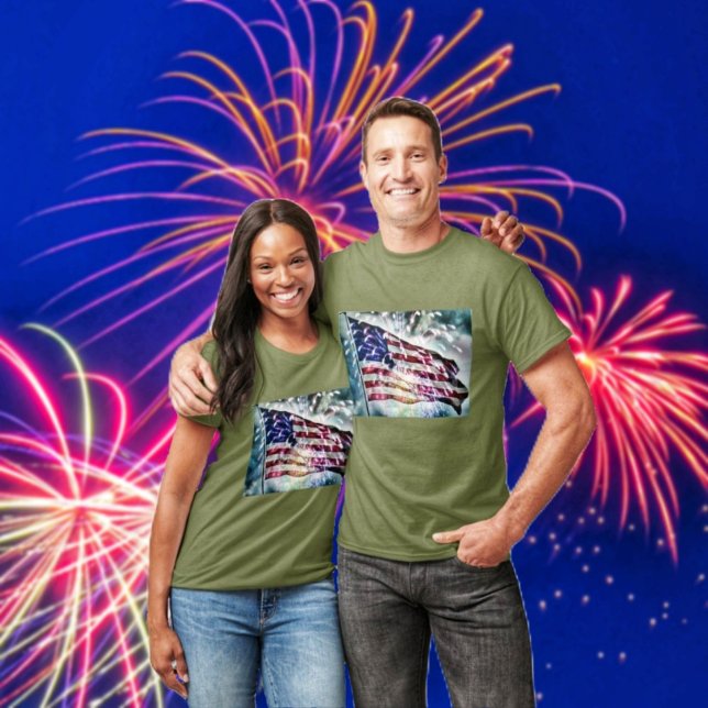 Camiseta Fondo de fuegos artificiales (Enjoy the July 4th fireworks, while you're wearing your Fireworks Backdrop T-Shirt!)