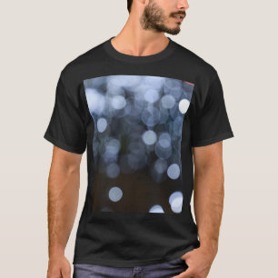 Camiseta Fondo nocturno de bokeh blanco y plateado.