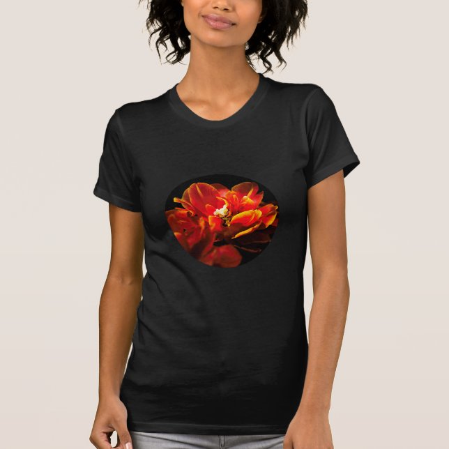 Camiseta Fondo oscuro de tulipanes rojos (Anverso)