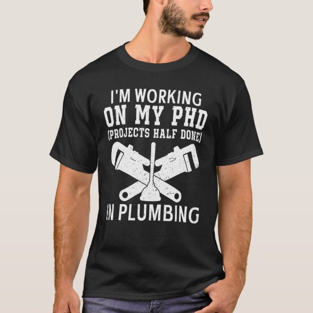 Camiseta Fontanero Estoy Trabajando en Mi Doctorado en Ajus (Anverso)