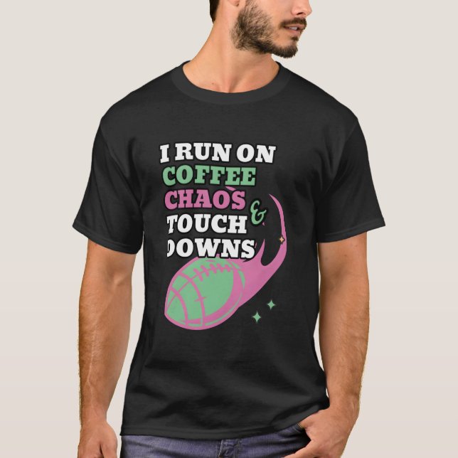 Camiseta Football Mom I Run On Coffee Chaos And Touchdowns (Anverso)