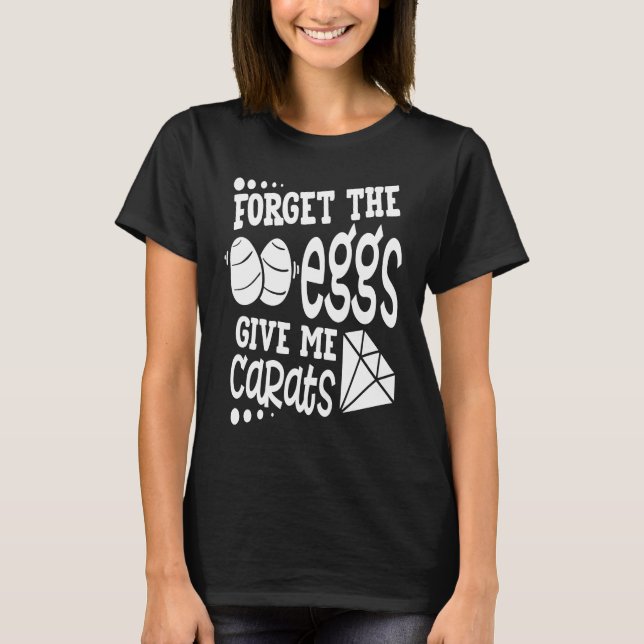 Camiseta Forget the Eggs Easter Carrot Meme  Saying (Anverso)