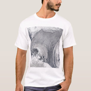 Camiseta Formaciones inusuales de la nube sobre el mar de