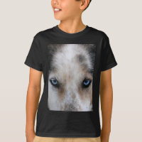 Camiseta fornida de los ojos azules