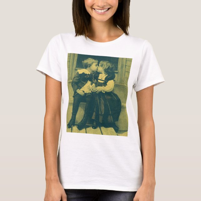 Camiseta Foto antigua de amor y romance, niños se besan (Anverso)