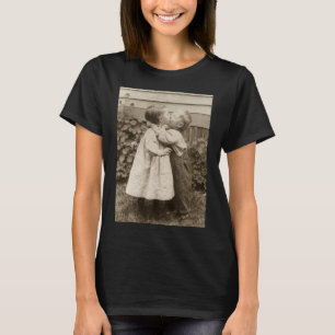 Camiseta Foto de amor vintage de niños besándose en un jard